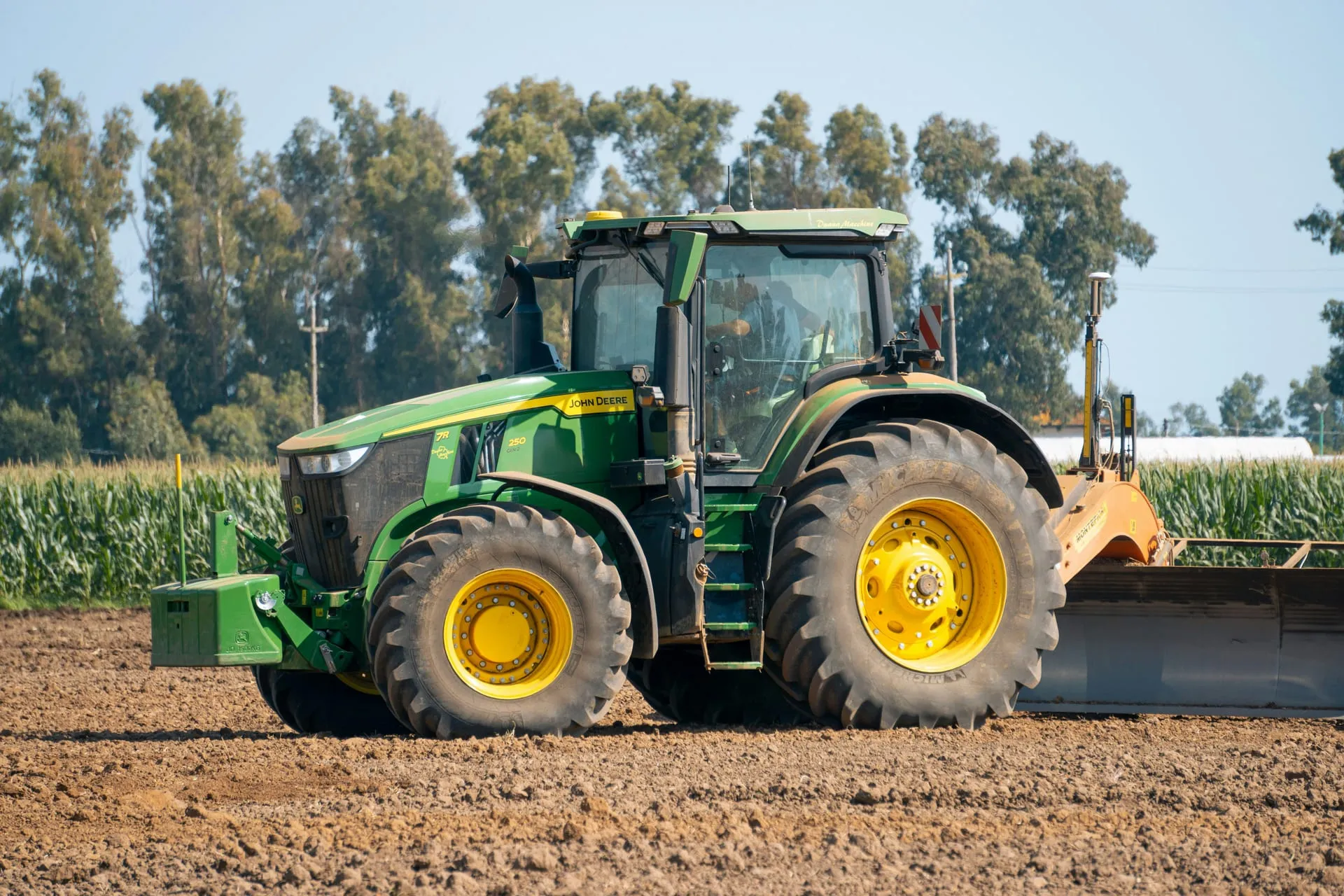 Traktor am Feldrand